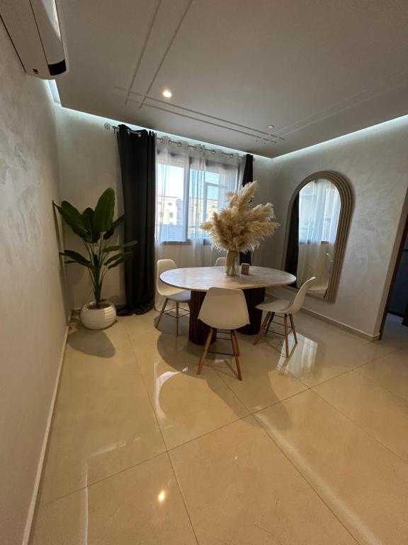 a dining room with a table and chairs at Apartment proche gueliz in Marrakech