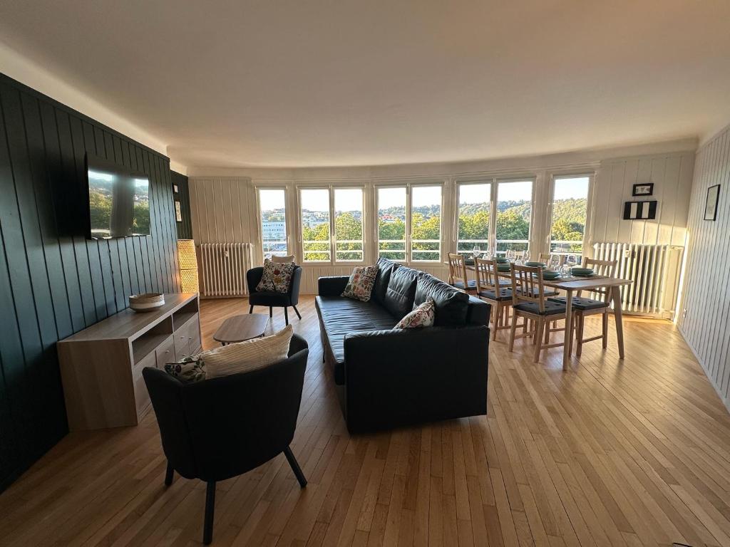 una sala de estar con un sofá y una mesa en Beaux-Regards, en Saint Lo