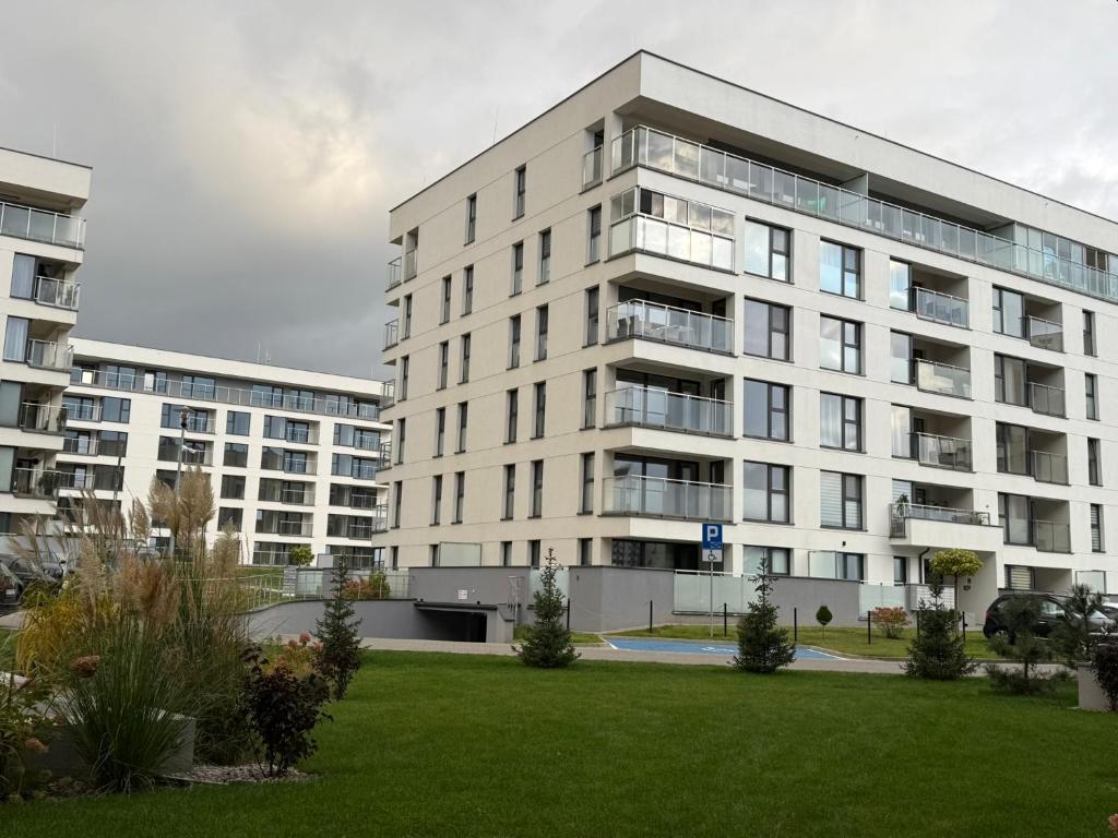 ウォムジャにあるApartament 345の白い大きな建物