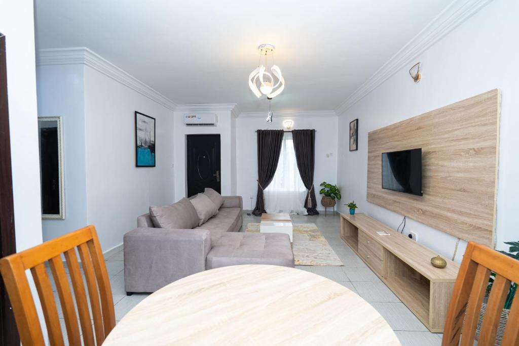 レッキにあるArzumiのソファとテレビのあるリビングルーム