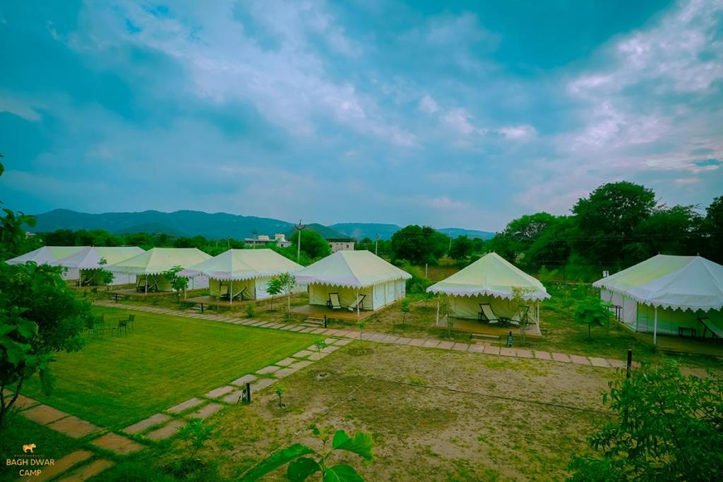 una vista aérea de una fila de tiendas de campaña en un campo en Baagh Dwar Camp & Resort, en Khilchīpur