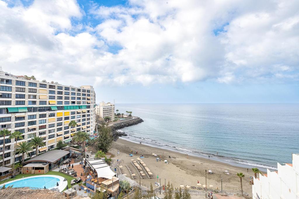 a view of a beach with a hotel and the ocean at Loft Atlántico Patalavaca in Patalavaca
