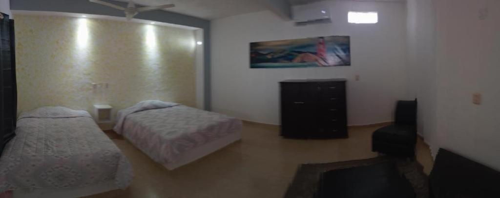 una habitación con 2 camas y un tocador. en Hotel Villas Suite's Naemy, en El Salto