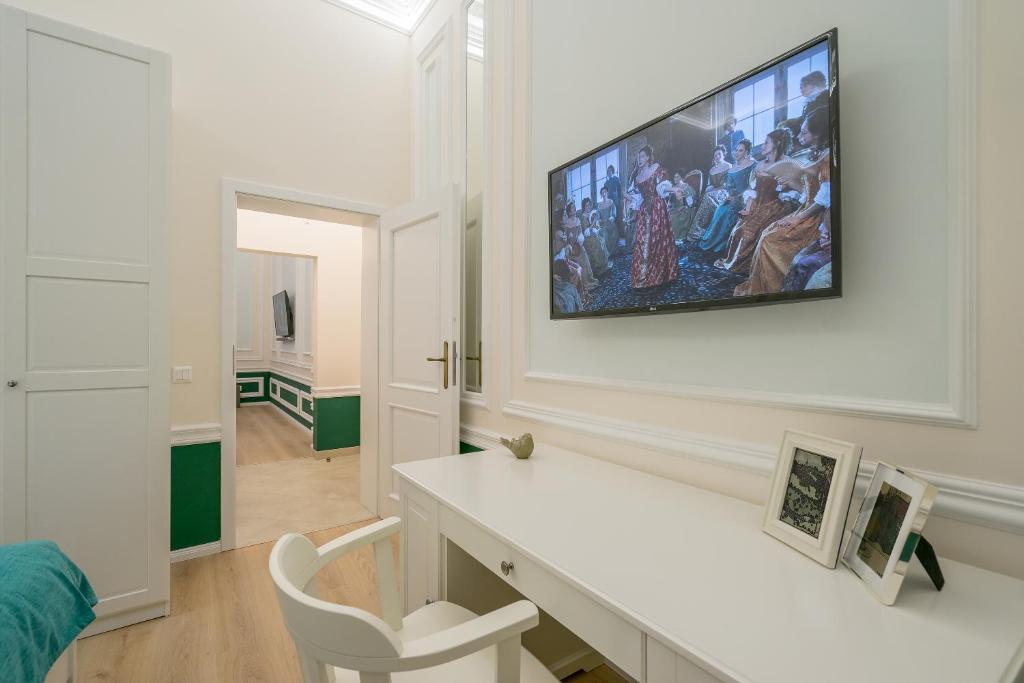 TV a/nebo společenská místnost v ubytování Revelton Suites Karlovy Vary