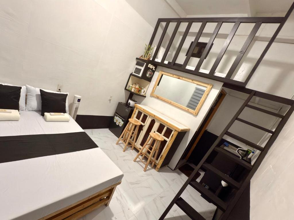 Postel nebo postele na pokoji v ubytování Cutesy Loft Studio - Budget & Commuter-Friendly Baguio Transient - Baguio City