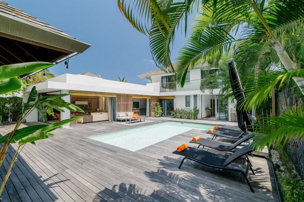 une image d'une villa avec piscine dans l'établissement VILLA BRABANT - West Coast, Private Villas Resort, à Rivière Noire