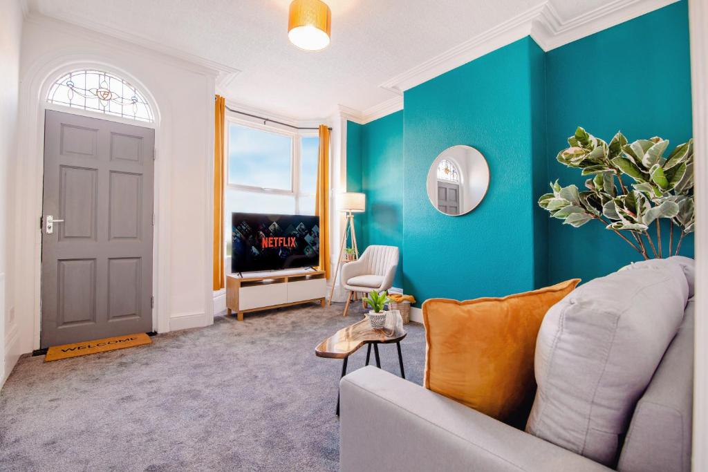 ein Wohnzimmer mit Sofa und Fernseher in der Unterkunft Central Sheffield Stadium House 15ppl Free Parking in Sheffield