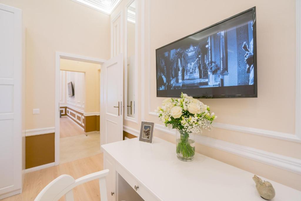 TV a/nebo společenská místnost v ubytování Revelton Suites Karlovy Vary