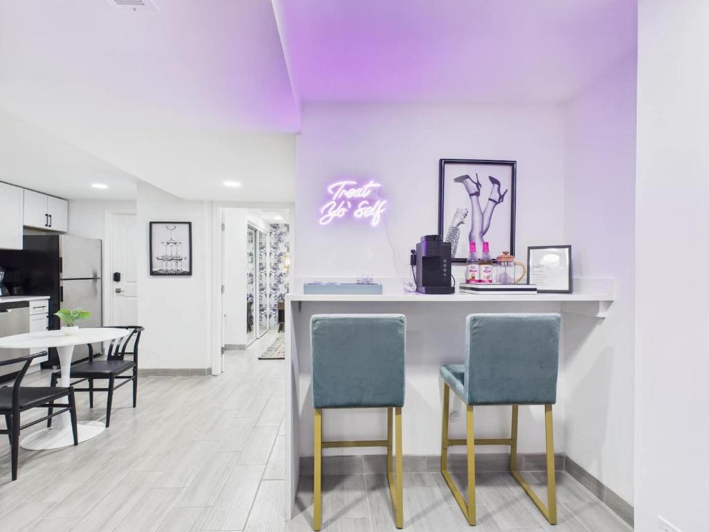 TV a/nebo společenská místnost v ubytování Game Day Flat Steps To Wrigley Cta