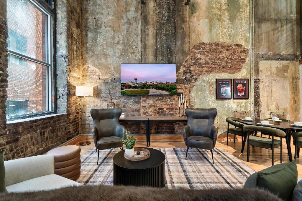 Телевизор и/или развлекательный центр в Historic Loft Retreat N Downtown Knoxville