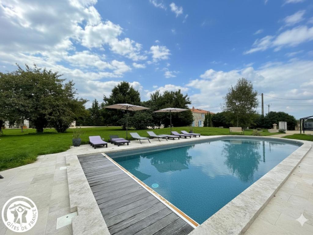 Πισίνα στο ή κοντά στο Grange rénovée avec spa et piscine proche du Marais Poitevin - FR-1-426-592