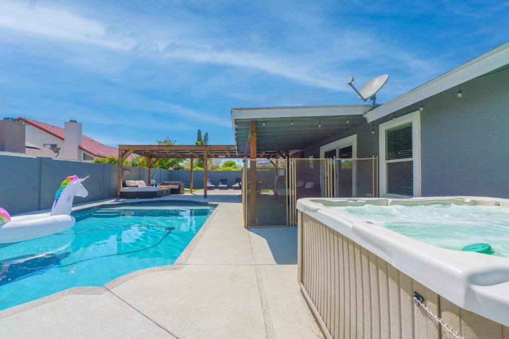 - une piscine avec piscine dans l'établissement New king Beds Pool Hot Tub Outdoor Fireplace, à Lexington Place