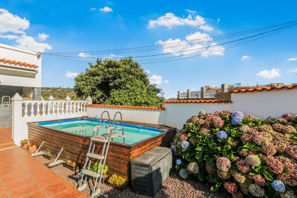 テロルにあるTeror Rural Retreat & Poolの花の咲く庭のスイミングプール