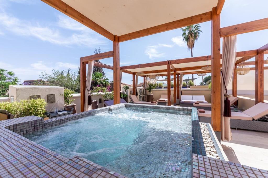 une piscine extérieure avec une terrasse avec un pavillon dans l'établissement Riad Kahena, à Marrakech