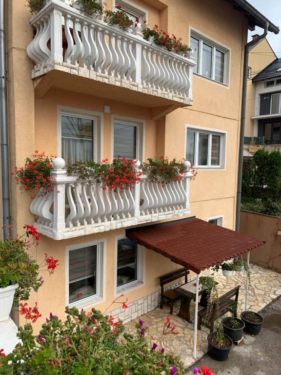 un edificio con un balcone fiorito di Apartman Humska a Sarajevo
