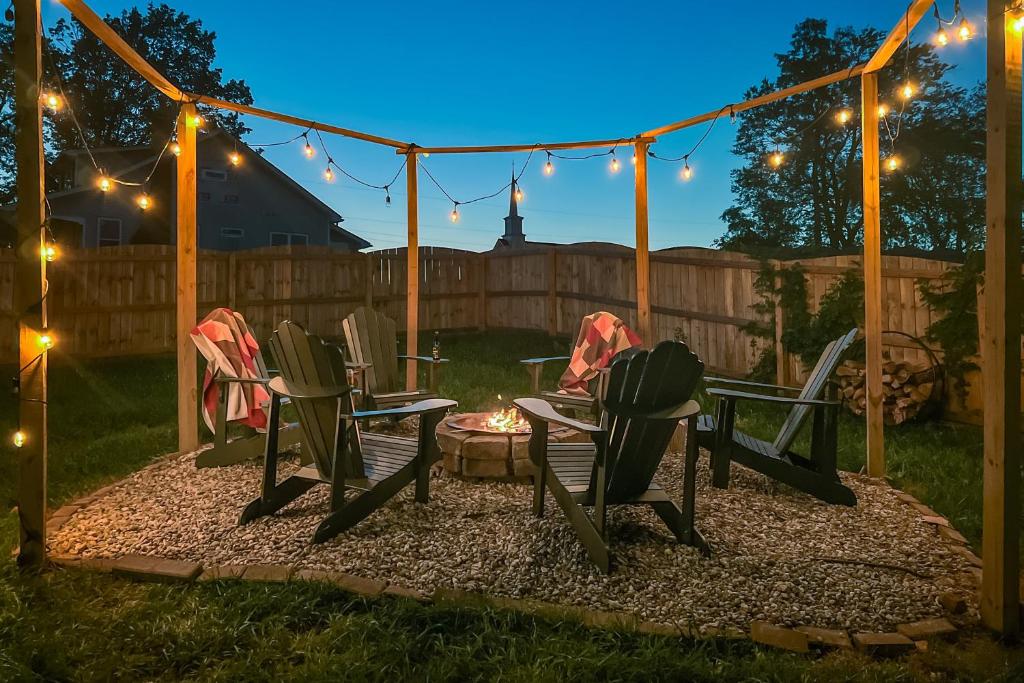 Vườn quanh Shelbyville Farmhouse with Hot Tub, Fire Pit and Grill