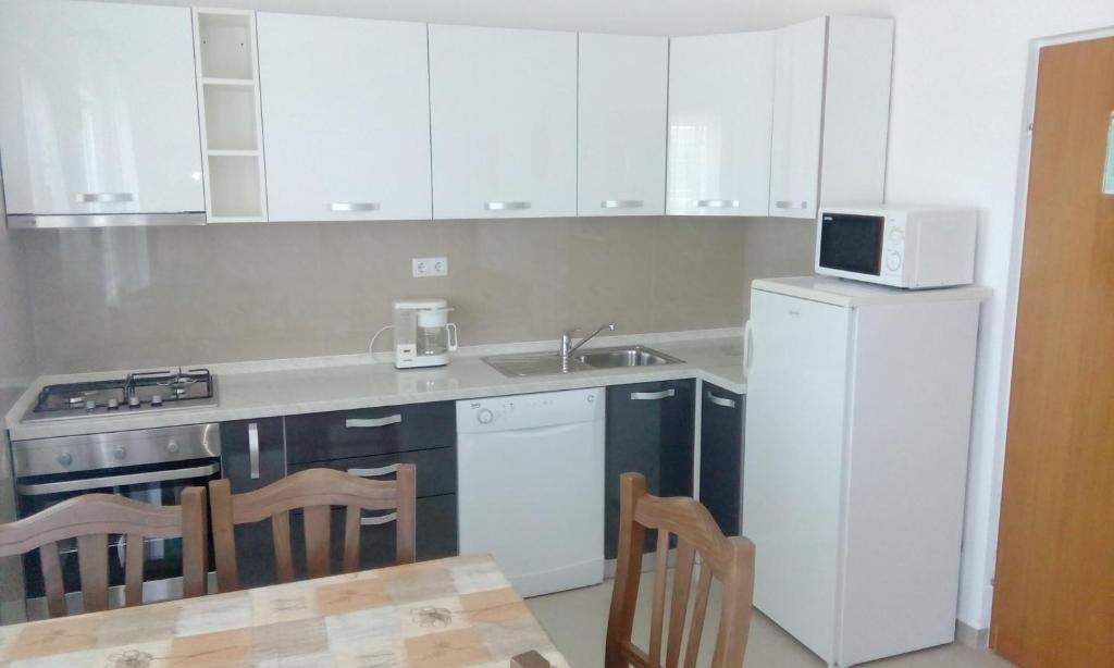 Kuchyň nebo kuchyňský kout v ubytování Apartments Beg