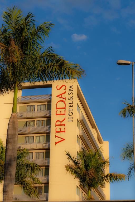 un hotel con un cartel en el lateral de un edificio en San Diego Suites Veredas Sete Lagoas, en Sete Lagoas