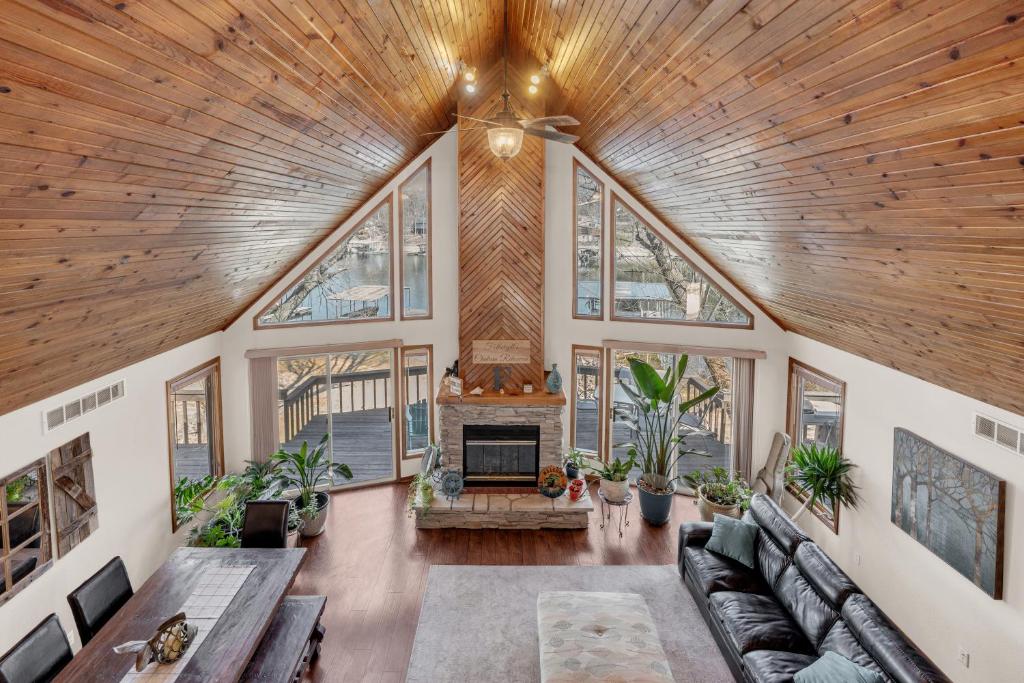 Posezení v ubytování Lakefront Mansion