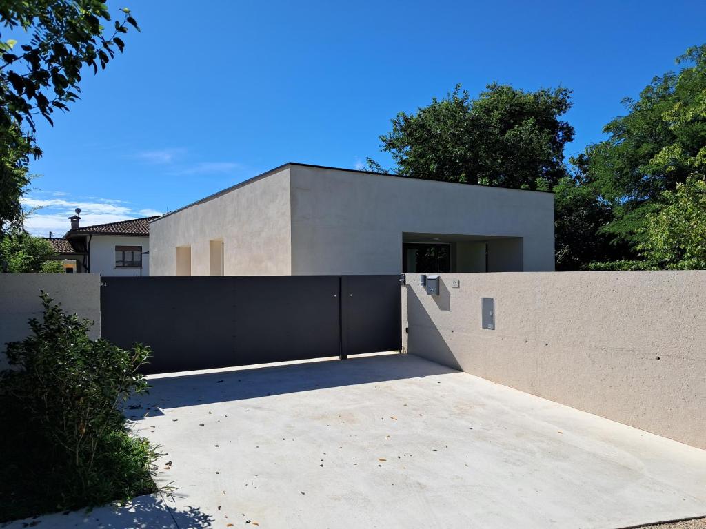 un bâtiment avec une porte devant lui dans l'établissement cHome, à Budòio