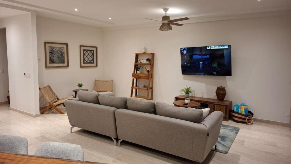 Μια τηλεόραση ή/και κέντρο ψυχαγωγίας στο Mistiq Cabo Condominium with Style and Comfort