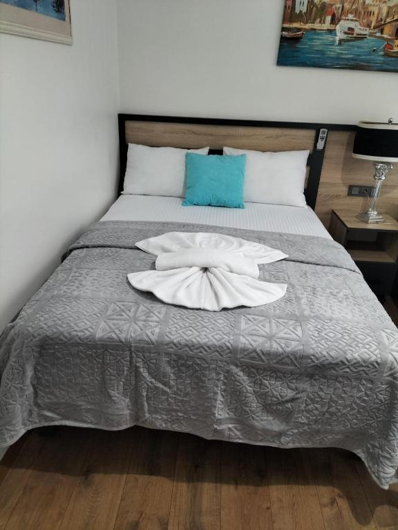 een bed met een witte jurk erop bij Sefaa Otel in Sultanahmet