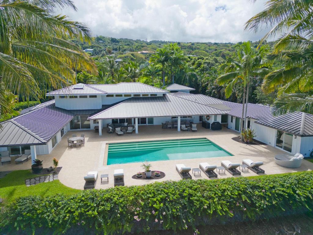カイルア・コナにあるLuxury Retreat in Kona with Saltwater Poolのプール付きの家の航空写真
