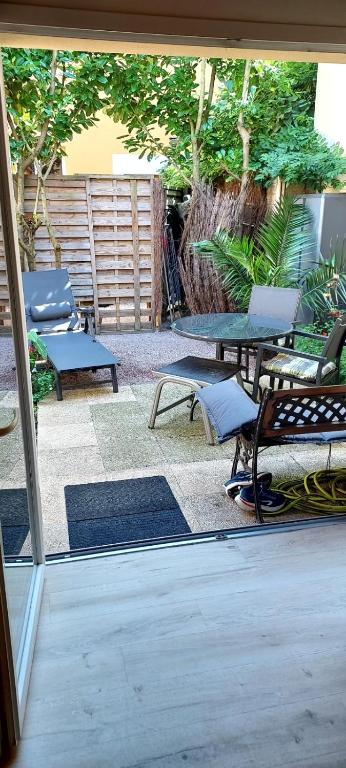 弗雷埃勒Duplex Sables d'Or的庭院配有桌椅和野餐桌。