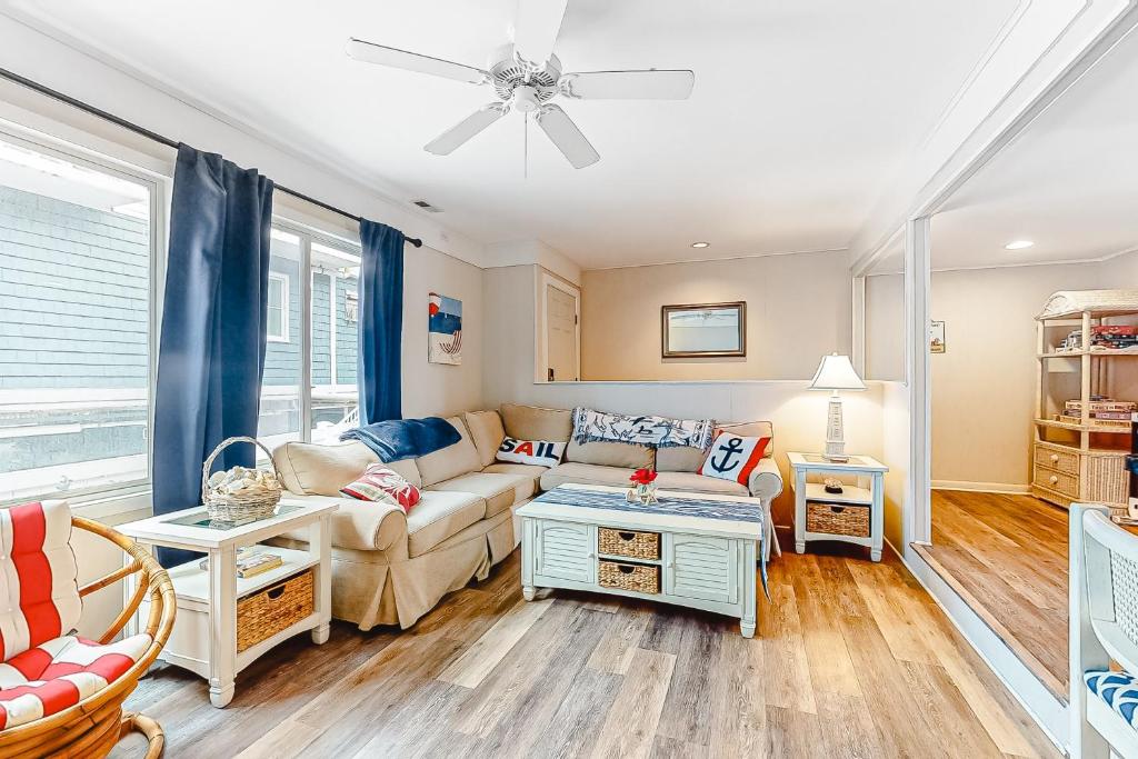 Χώρος καθιστικού στο Sandywalk -- South Atlantic Ave 26 Unit 2