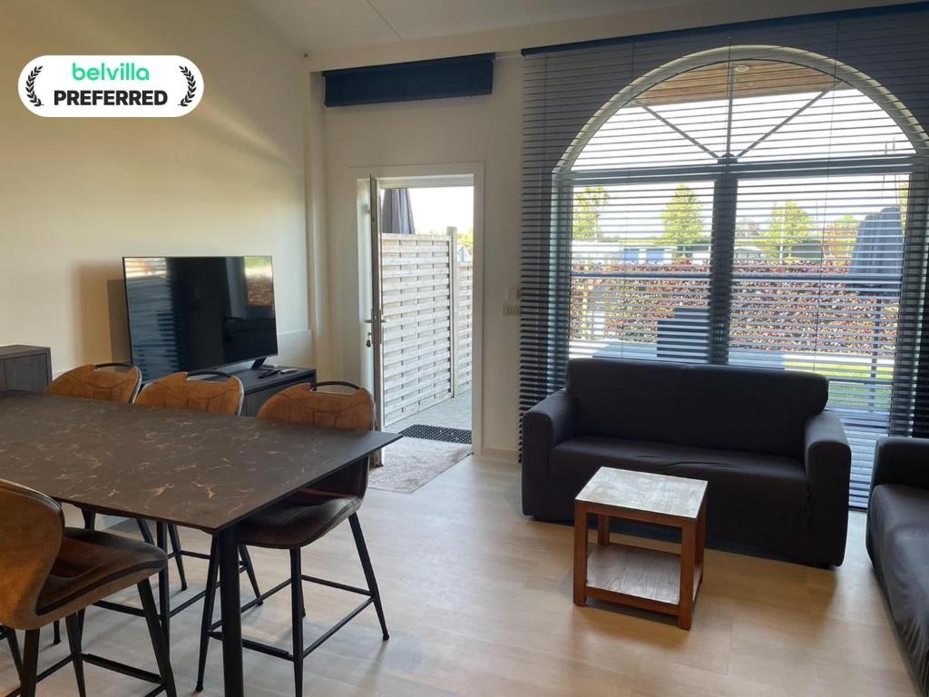 Μια τηλεόραση ή/και κέντρο ψυχαγωγίας στο Apartment in Groede near the Beach