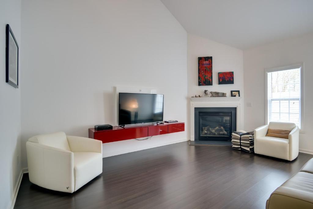 TV a/nebo společenská místnost v ubytování Inviting High Point Townhome with Patio and Privacy!