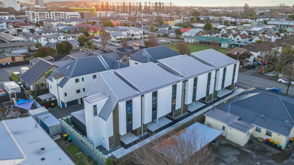 New 3BR with garage - Central Stay Near Christchurch Best - Resim 26