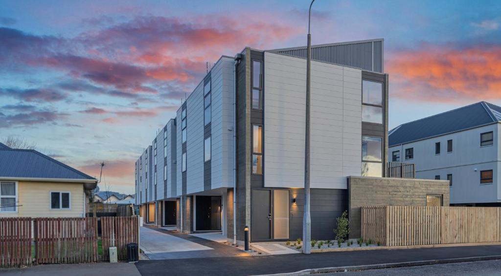 New 3BR with garage - Central Stay Near Christchurch Best - Resim 27