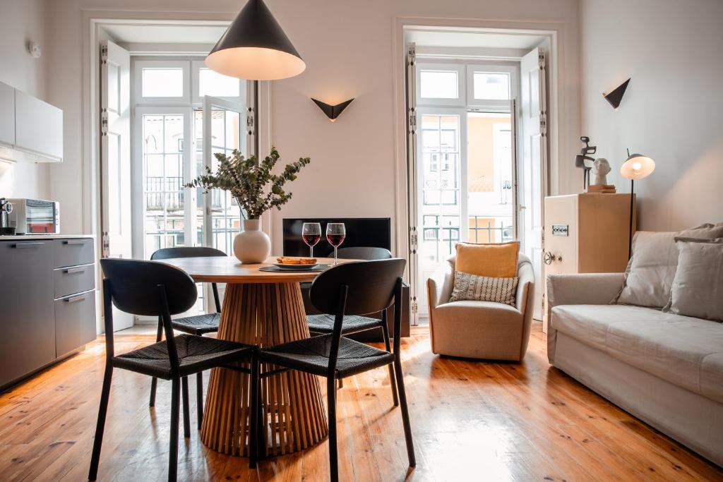 Designer Loft with Balcony in Historic Baixa, Lisboa (precios ...