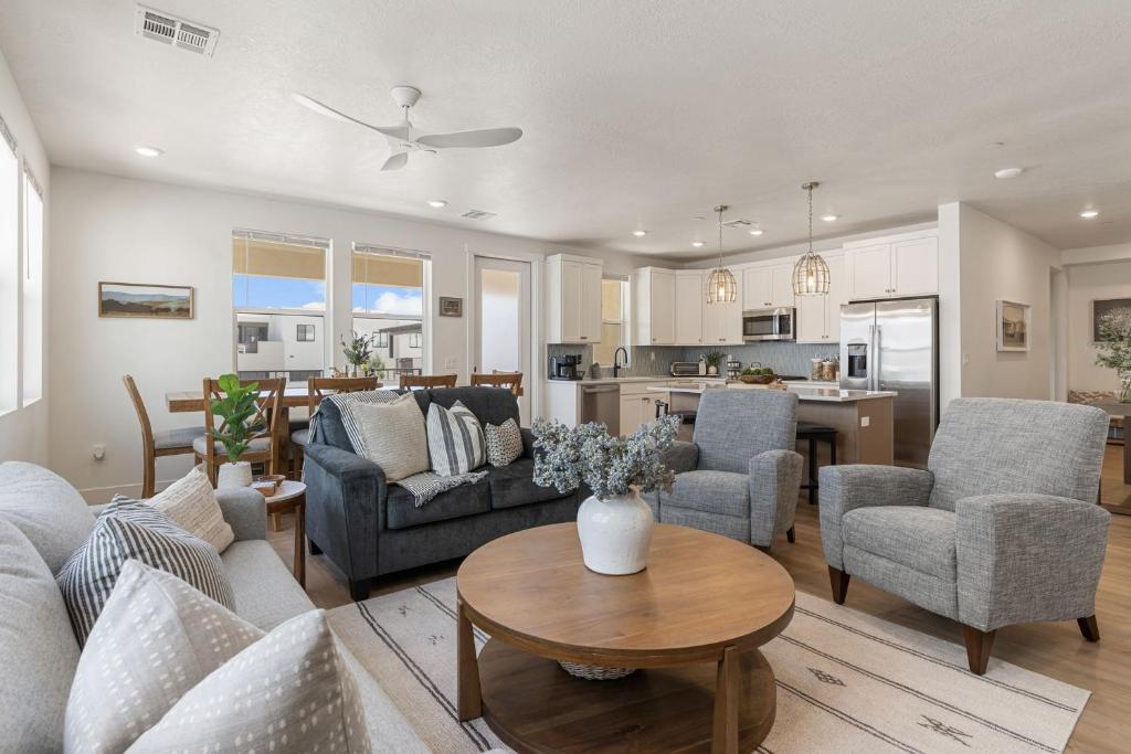 een woonkamer met een bank, stoelen en een tafel bij Ivory Shores condo in Atkinville
