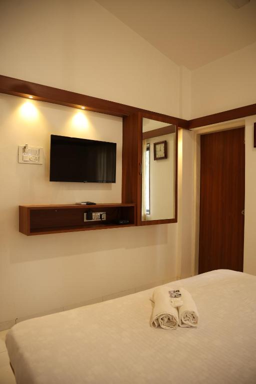 Postel nebo postele na pokoji v ubytování Gulmohar Resort and Spa