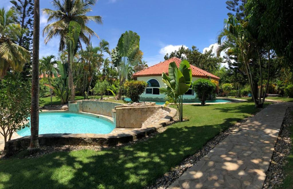 ソスアにあるVilla twin palmの家の庭にあるプール