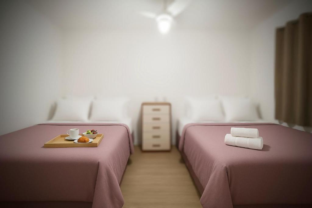 Cette chambre comprend 2 lits et un plateau/bouilloire. dans l'établissement HighView Urban - Modern Rooms, à Rio de Janeiro