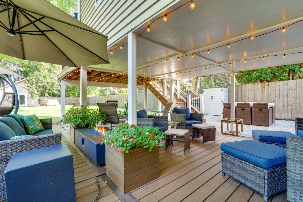 patio arredato con ombrellone su una terrazza di 1 Mi to White Bear Lake and Dtwn Twin Cities Escape a White Bear Lake