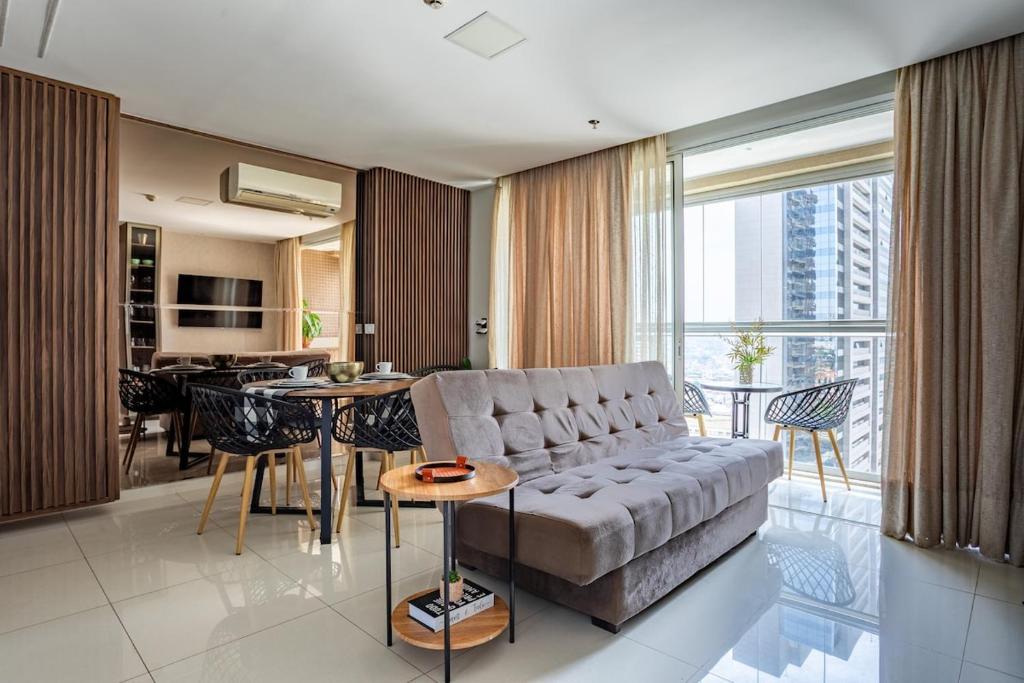 a living room with a couch and a table at TOP 10 apartamento dentro do shopping in Brasilia