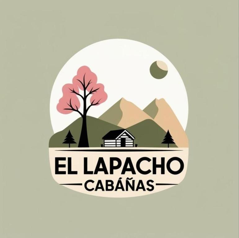 un árbol y una casa en las montañas y la luna en El Lapacho Cabañas, en San Agustín de Valle Fértil