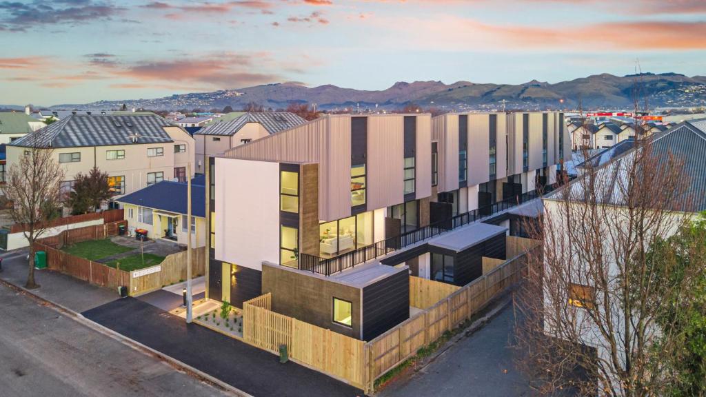 3 BR with garage - Group Getaways Made Easy in Central CHCH - Resim 6