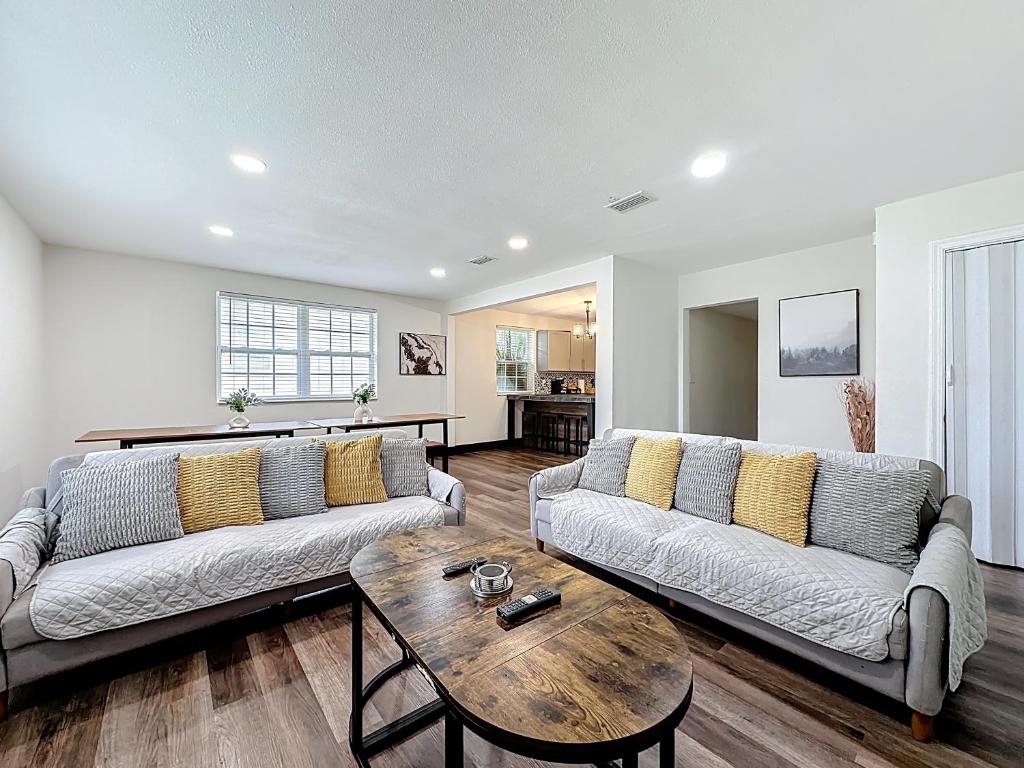 ジャクソンビルにあるSpacious 4-BR Home, 7 miles to TIAA Bank Fieldのソファ2つとテーブルのあるリビングルーム