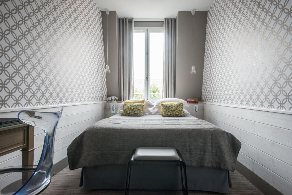 パリにあるアポロン モンパルナスの小さなベッドルーム(ベッド1台、窓付)
