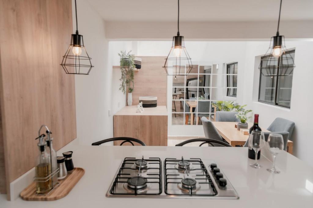 a kitchen with a stove and a counter top at Apartamento en Rionegro, Cerca al aeropuerto JMC in Rionegro