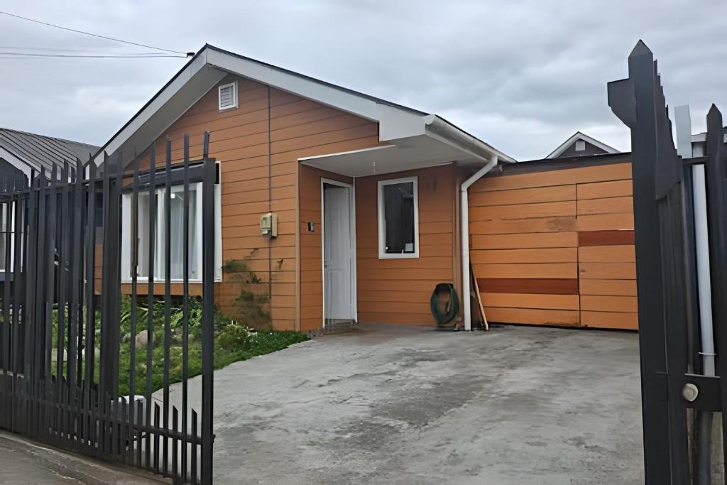 プエルトモントにあるCasa cómoda y espaciosa en Puerto Monttの門前の家