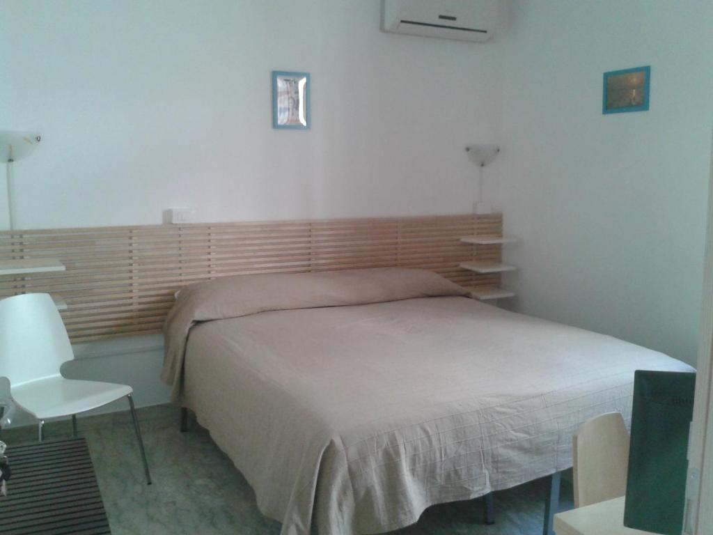 1 dormitorio pequeño con 1 cama y 1 silla en B&B Il Nido dell'Aquila, en San Donato di Ninea
