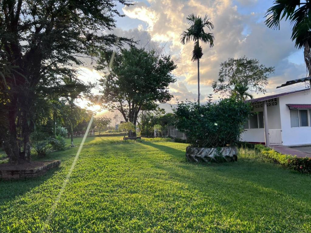 O grădină în afara Hotel Campestre Ranchón Baquero