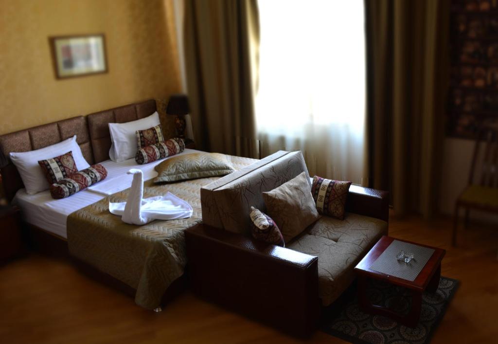 Postel nebo postele na pokoji v ubytování David Hotel - Ethno style