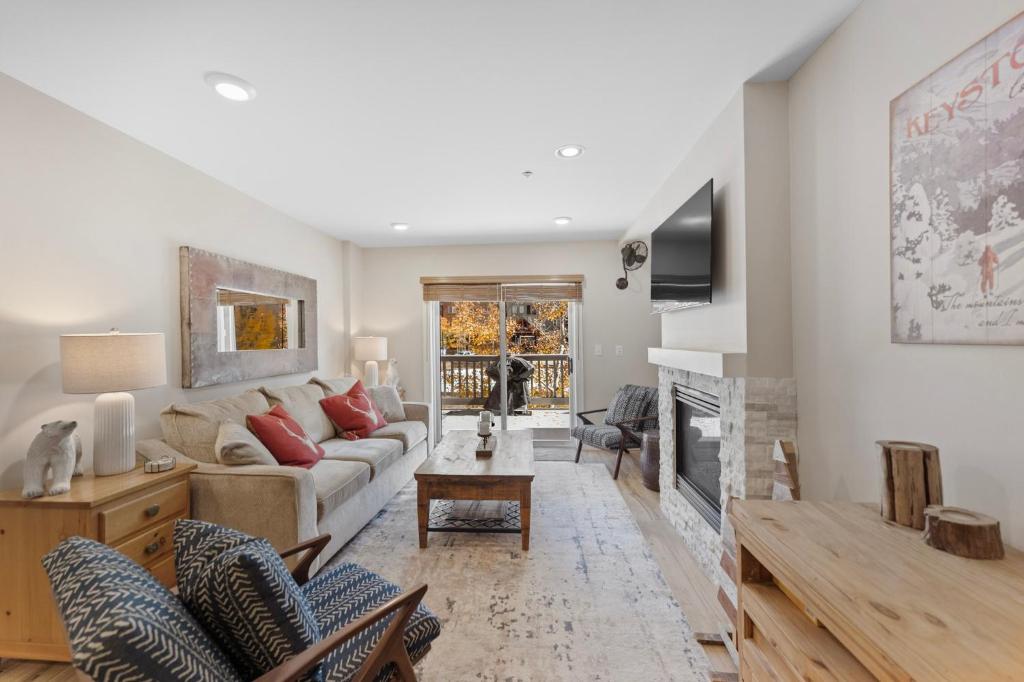 TV a/nebo společenská místnost v ubytování Expedition Station 8583 by Summit County Mountain Retreats